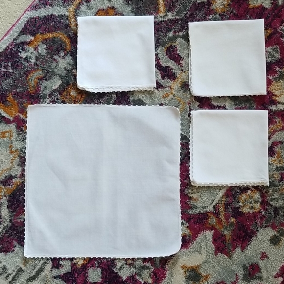 ๐ (Set of 4) VINTAGE Napkins w/ Tatting Embroidery - Picture 2 of 7